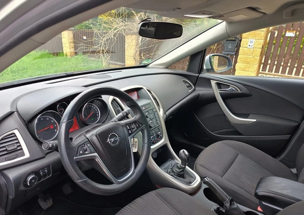 Opel Astra cena 28500 przebieg: 133000, rok produkcji 2010 z Połaniec małe 631